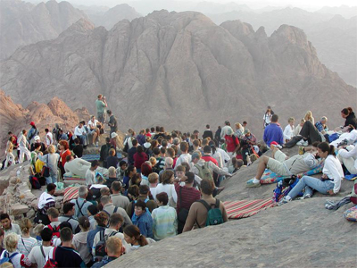 새벽에 시내산을 등정한 사람들