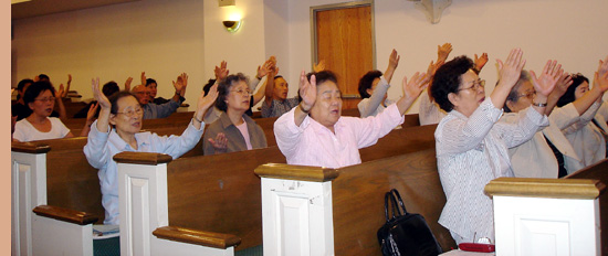 뉴욕목양장로교회는 9월 28일부터 부흥성회를 진행중이다. 부르짖으면 기도하는 성도들