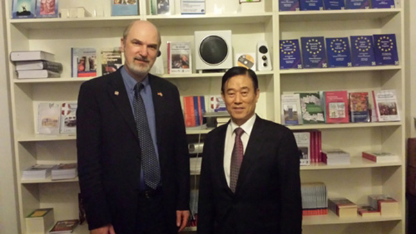 올리벳대학교 국제총장 장재형 목사(우)와 토마스 슈마허 마티부서 총장(좌). 토마스 슈마허 총장은 WEA 신학위원회 의장이자 국제종교자유연구소장으로 WEA 북미이사인 장재형 목사와도 자주 교류를 갖고 있다.