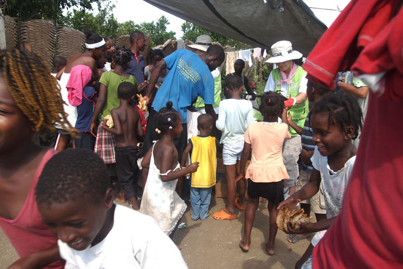 아이티 어린이들이 붕어빵을 받아들고 함박웃음을 짓고 있다. 아이티에 전해진 붕어빵은 바로 한국교회의 사랑과 복음을 상징한다.