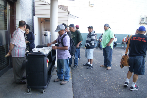화,목,토 3일은 히스패닉 노동자들이 뉴욕초대교회를 찾아 베이글과 커피로 하루를 시작한다.