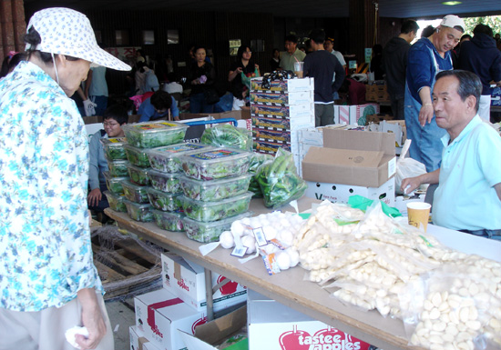 퀸즈장로교회는 29일(토) 선교 바자회를 실시했다.