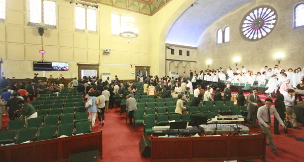 나성순복음교회 성도들이 주일예배를 드린 후, 화재 대피 훈련을 하고 있다.