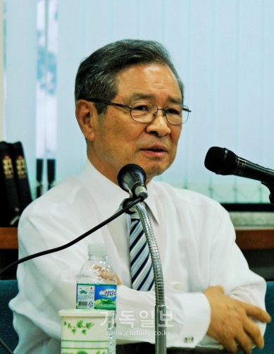 민경배 교수가 '역사-하나님의 섭리: 역사의 애매성'을 주제로 강의했다.  ©오상아 기자