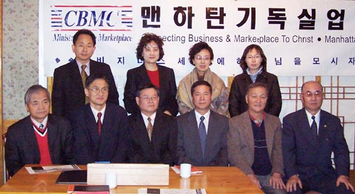 앞줄 오른쪽에서 세 번째가 이재덕 목사