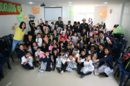 콜롬비아 아동센터 어린이들과 함께 기념촬영