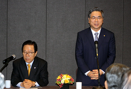 이영훈 목사(우)가 인사하고 있다. ⓒ류재광 기자