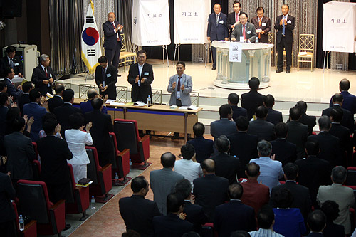 총대들이 기립박수로 이영훈 목사를 한기총 제20대 대표회장에 추대하고 있다. ⓒ김진영 기자