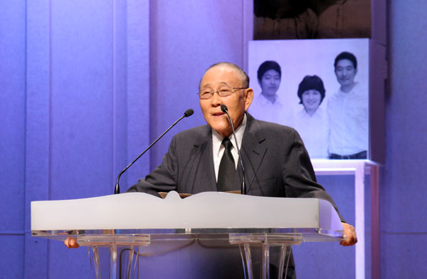 시애틀 형제교회 故 최용걸 원로 목사 입관예배에서 설교하는 심관식 목사