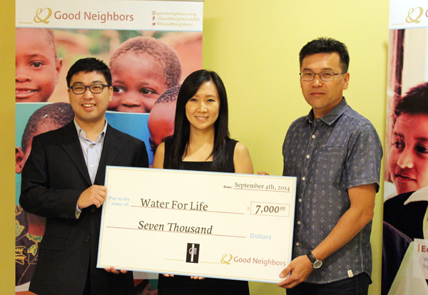 갓스이미지가 굿네이버스의 아프리카 식수 개발 사업 Water for Life에 7천 달러를 기탁했다. 굿네이버스USA의 김재학 실장, 갓스이미지의 샌디 변 디렉터, 변용진 대표.