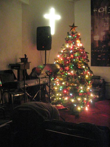 하얀 십자가 앞에 조용히 부복한 청년. 주님께선 이 새벽, 그 영혼의 소리에 귀를 기울이신다.