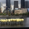 미국 뉴욕 9.11 테러 추모관 내의 희생자 이름이 새겨진 동판이 흰 장미로 장식되어 있다. ⓒThe Christian Post/Leonardo Blair.