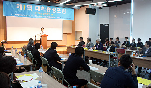 포럼에 앞서 예배가 진행되고 있다.