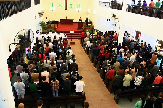 중국교회에서 예배 드리는 성도들