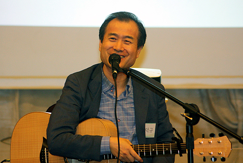 하덕규 교수가 노래를 부르고 있다. ⓒ신태진 기자