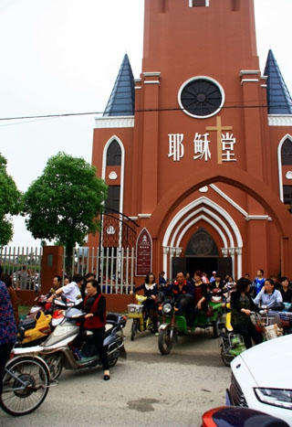 중국의 한 교회에서 예배를 드린 성도들이 교회 건물을 나오고 있다.  ©중국어문선교회