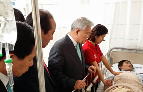 지난 6월 24일 기성 이신웅 총회장 등이 서울아산병원을 방문, 문명수 목사을 찾았던 모습