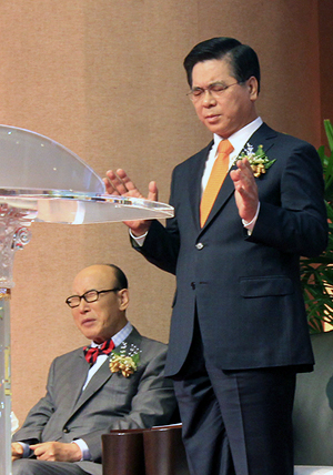 예배 도중 이영훈 대표회장(오른쪽)과 조용기 목사(왼쪽)가 기도하고 있다. ⓒ이대웅 기자