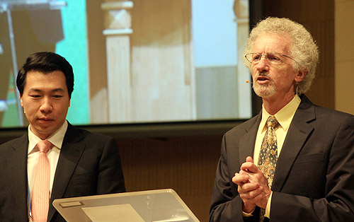 필립 얀시가 강연을 전하고 있다. 왼쪽은 통역을 맡은 김주환 목사. ⓒ이대웅 기자