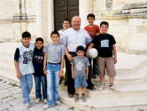 2008년 한나 잘루프 신부가 시리아 아이들과 함께 찍은 사진  ©오픈도어선교회