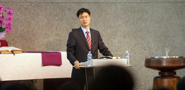 파사데나장로교회에 새롭게 부임한 최호년 담임목사가 설교하고 있다.