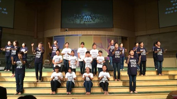 2014 밀알의 밤에서 밀알수어찬양단이 찬양하고 있다. 