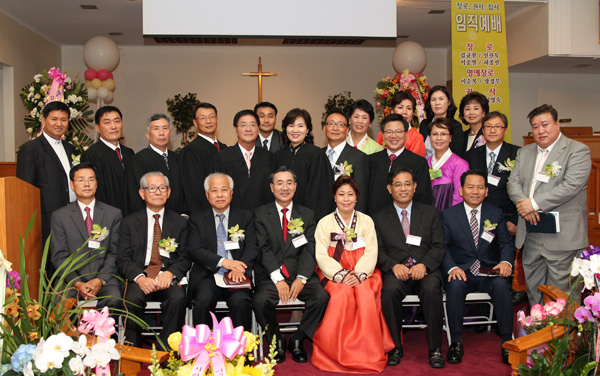 부에나팍에 위치한 건강한교회가 창립 2주년을 맞이해 교회를 섬길 일꾼들을 새롭게 세웠다. 