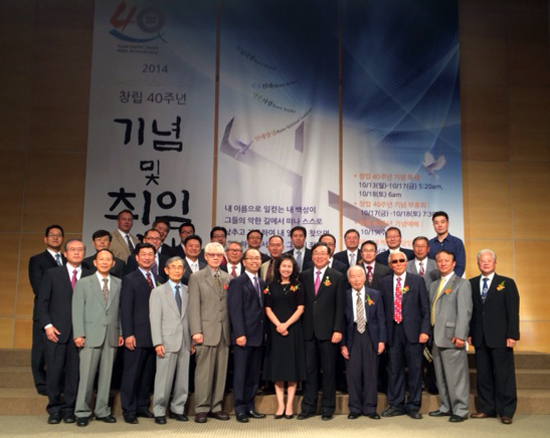 얼바인침례교회 담임목사로 박경호 목사가 취임했다. 취임예배를 드린 후 기념촬영. 