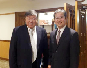 부흥회를 인도한 이용걸 목사(좌)와 OC한인교회 담임 남성수 목사(우)