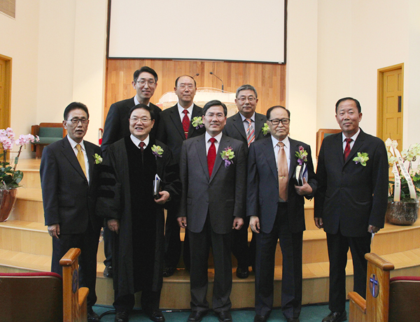 나성서부교회와 새로남교회가 통합하며 서건오 목사가 담임에 취임했다. 취임예배 후 주요 식순자들이 기념촬영했다.