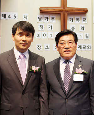 11월 3일 주안에교회에서 열린 남가주교협 정기총회에서 최혁 목사가 당선됐다. 사진은 최혁 신임회장과 박효우 직전회장