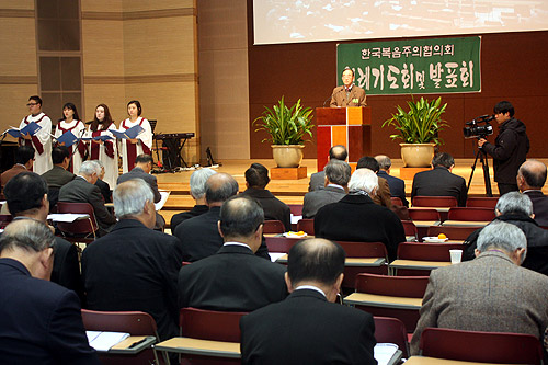 ▲한복협 11월 조찬기도회 및 발표회가 진행 중인 가운데, 한복협 김명혁 회장이 사회를 보고 있다. ⓒ김진영 기자