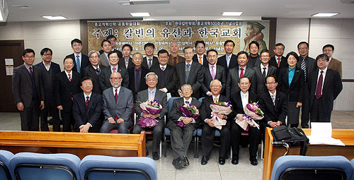 ▲참석자들이 기념촬영을 하고 있다. 둘째 줄 오른쪽에서 다섯 번째가 안인섭 교수. ⓒ김진영 기자