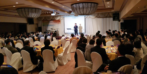 미주장신대 후원의 밤에서 이상명 총장이 학교의 비전을 설명하고 있다.