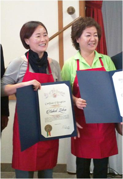 사진은 봉사상을 받은 자바 의류업체 <네이키드 지브라>의 써니 전 사장(좌)과 한미은행 다운타운지점의 주디 리 지점장(우).      