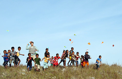 ▲이상윤 씨와 현지 아이들이 쓰레기장에서 '희망의 종이비행기'를 날리고 있다. ⓒ기아대책 제공