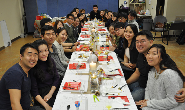 선배 MK들이 후배 MK들을 멘토링하고 돌보는 mKainos가 올해도 MK들에게 지급할 장학금을 모금하고 있다. 사진은 지난 추수감사절에 한 자리에 모인 멤버들.