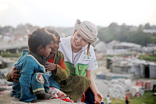 ▲박시은 씨가 네팔 아이들과 함께하고 있다. ⓒ밀알복지재단 제공