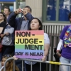 올해 샌프란시스코 게이 프라이드 퍼레이드에 참여해 성소수자들의 권리를 주장하고 있는 10대 여학생.  ©AP/뉴시스