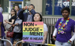 올해 샌프란시스코 게이 프라이드 퍼레이드에 참여해 성소수자들의 권리를 주장하고 있는 10대 여학생.  ©AP/뉴시스