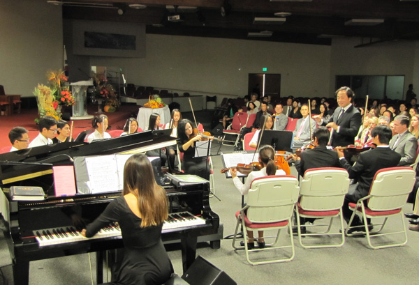 주님세운교회에서 특별한 추수감사주일 행사들이 열렸다. 사진은 토랜스 유스 심포니의 공연 장면.