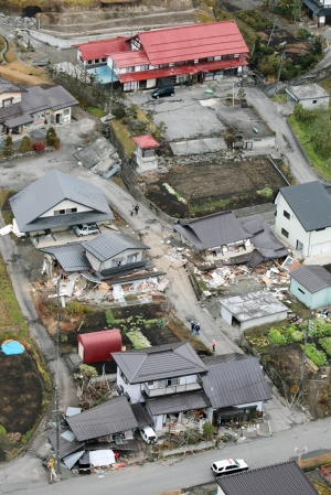 ▲지난달 22일(현지시간) 일본 중부 나가노(長野)현 북쪽 지방에서 발생한 규모 6.8의 강진 피해 현장. ⓒAP/뉴시스.