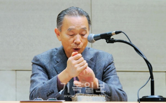 ▲박영선 목사는 "유진 피터슨은 '말구유에 신비가 담길 줄 그 누가 알았으랴?' 그렇게 표현한다. 우리 인생에 신비가 담길 줄 우리 스스로가 믿지 않고 있다. 여러분을 과소평가하는건 좋은데 하나님을 과소평가하면 안된다"고 말했다.  ©오상아 기자