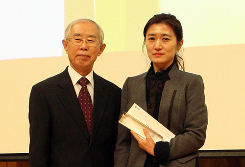 ▲'윤 일병 사건'을 단독보도한 KBS 윤진 기자(오른쪽) 시상자인 손봉호 교수와 기념촬영하고 있다. ⓒ하석수 기자