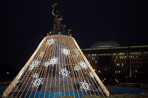 ▲국회 본청 분수대 앞에 설치된 성탄트리. ⓒ이대웅 기자