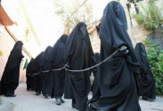 SNS상에 공개된 사진으로, IS가 이라크 기독교인 여성들에게 강제로 부르카를 입힌 뒤에 결박해 끌고가고 있는 모습.