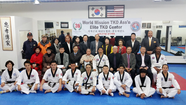 행사를 마친 후 기념촬영. 이날은 제임스 방 LA극동방송 디렉터, 조시영 전 동부한인회장, 정종신 목사, 이춘자 독립유공자협회장, 김복임 근우회장 등이 참석했다. 