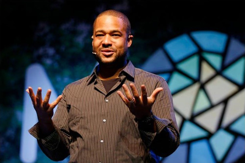 ▲브라이언 로리츠 목사.