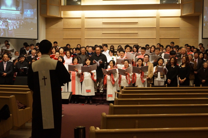 '할렐루야'를 부르는 참석한 모든 찬양대 