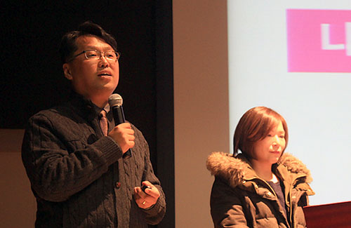 ▲악동뮤지션(이찬혁·수현)의 부모인 이성근(좌)·주세희(우) 선교사가 강연하고 있다. ⓒ김은애 기자